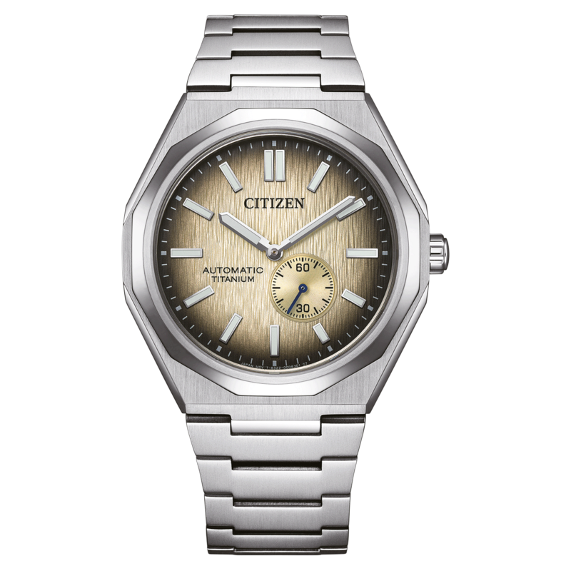 Citizen horloge met titanium band en gouden wijzerplaat, automatisch.