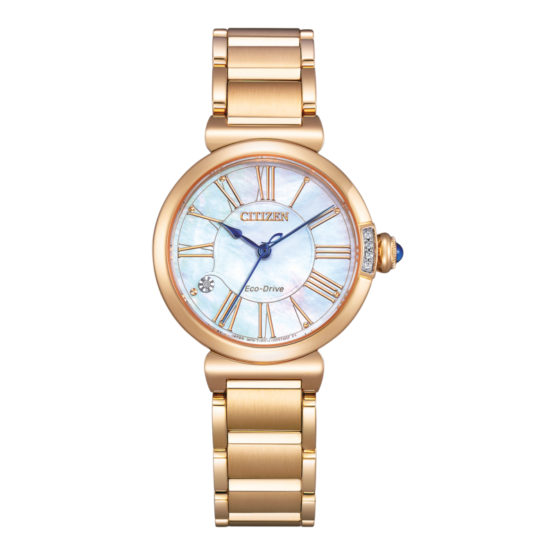 Gouden Citizen Eco-Drive horloge met Romeinse cijfers en een parelmoeren wijzerplaat.
